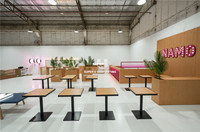 Comptoir de réception sur mesure pour café et bar, avec éclairage LED et façade ondulée, mobilier commercial pour magasin