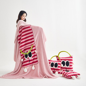 40*40cm Plaid plié Cartoon <span class=keywords><strong>Patchwork</strong></span> Broderie détachable Fleece Flannel Throw Pillow Home Leisure Blanket <span class=keywords><strong>avec</strong></span> poignée - Product Image 3