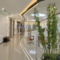 Panneaux muraux en PVC flexible imperméables en placage de bois de bambou et charbon de bois 3D, panneaux muraux et de plafond décoratifs pour les lieux de divertissement commerciaux