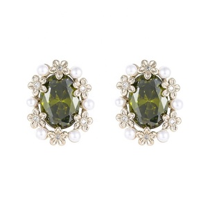 Pendientes de Botón Geométricos con Circonita Esmeralda Estilo Bosque, Serie Tranquilidad Floral de Moda Retro, Versátiles, Chapados en Oro de Alta Gama - Product Image 6