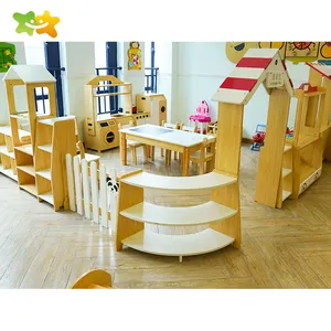 Meja dan kursi pusat perawatan anak, furnitur kayu taman kanak-kanak menarik untuk perawatan hari sekolah