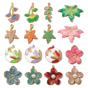 En gros Titane Acier Émail Ronde Perle Fleur <span class=keywords><strong>Feuille</strong></span> <span class=keywords><strong>D</strong></span>'érable Charmes En Acier Inoxydable <span class=keywords><strong>Feuille</strong></span> De Lotus Pendentif pour DIY Fabrication De Bijoux - Product Image 1