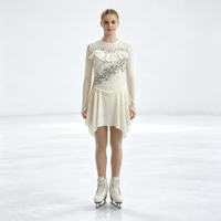 Robe de patinage artistique blanche ivoire pour enfants et adultes, à manches longues en maille, avec strass argentés et dos à volants, pour compétition et spectacle de patinage sur glace