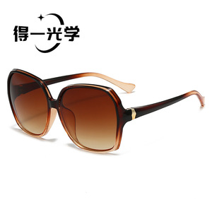 แว่นกันแดดทรงสี่เหลี่ยมขนาดใหญ่ De Yi Optics รุ่น Retro สำหรับผู้หญิง กรอบ PC ป้องกันรังสียูวี 400 น้ำหนักเบา ดีไซน์ทันสมัย - Product Image 2