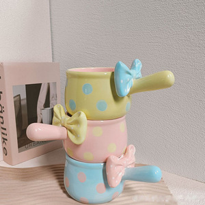 Bol en céramique avec poignée en forme de vague à trois dimensions, adorable et féminin - Product Image 1