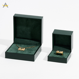 Caja de Empaque para Joyería Auralux de Lujo en Color Verde con Logo Personalizado para Pulsera, Aretes, Colgante, Anillo y Collar - Product Image 2