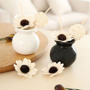 Difusor de Aromas en Botella de Cerámica Blanca y Negra con Flor Artificial y Bola de Ratán - Product Image 1