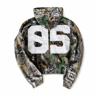 Blouson matelassé camouflage à capuche pour homme avec fermeture éclair intégrale, manteau d'extérieur matelassé, détails de patchs imprimés et style streetwear décontracté
