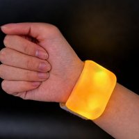 Bracelet LED lumineux télécommandé en ABS, réglable avec sangle, géré par l'organisateur, 15 couleurs, semi-artisanal
