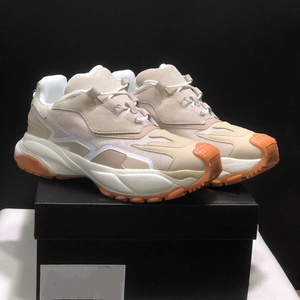 Chaussures de sport confortables à semelle épaisse en cuir véritable, design personnalisé pour hommes, chaussures de basket-ball élégantes et polyvalentes - Product Image 1