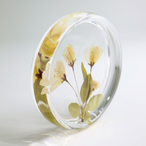 ถาดรองแก้วศิลปะทรงกลมหรูหราแบบสั่งทำลายดอกไม้จริง/โรงงานทำจากอะคริลิก (ไม่ใช่อีพอกซีเรซิน) สำหรับถ้วยน้ำชาของตกแต่งโต๊ะและของขวัญสำหรับรับประทานอาหาร - Product Image 1