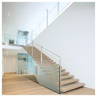 Escalier droit flottant Prima avec balustrade en verre sans cadre et monte-escalier ouvert pour la décoration de villas de luxe