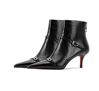 Sepatu bot wanita dengan ujung runcing, hak tipis, penutup ritsleting, dan hiasan gesper