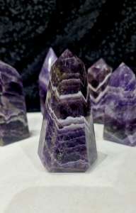 Pierre semi-précieuse améthyste naturelle polie de forme libre au design unique, cristal violet pour usage spirituel, disponible à la vente - Product Image 4