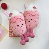 Porte-clés en peluche Milkshake rose avec garniture crème fouettée, pendentif dessin animé mignon en forme de dessert, breloque souple pour sac à dos