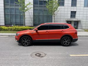Volkswagen <span class=keywords><strong>Tiguan</strong></span> L <span class=keywords><strong>2017</strong></span> SUV, R19, Sistema de Control de Presión de Neumáticos, Techo Panorámico, Ventilaciones Traseras, Volante a la Izquierda, Coche Usado - Product Image 2