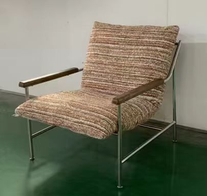 Sillón moderno de mediados de siglo con estructura metálica y brazos de madera, tapicería de tela a rayas, respaldo sólido, muebles para sala de estar - Product Image 1