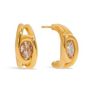 Boucles d'oreilles clous géométriques en forme de C en acier inoxydable plaqué or 18 carats avec zircon serti clos, pour usage quotidien - Product Image 5