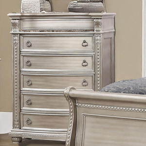 Juego de Muebles de Dormitorio de Lujo en Plata Tallada - Cama Tipo Trineo Tapizada, Cómoda y Mesitas de Noche - Product Image 3