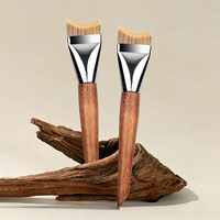Pinceau de maquillage ultra-fin sans couture en fibres synthétiques avec manche en bois en forme de croissant ; Pinceau pour fond de teint, correcteur et base de maquillage.