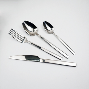 DFU0169 Ensemble de quatre couverts en acier inoxydable épaissi : couteaux, fourchettes, cuillères, cuillères à dessert, cuillères à café, forme carrée - Product Image 1