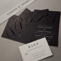 Invitations de mariage noires uniques avec monogramme imprimé UV, papier artistique et enveloppes estampées à chaud
