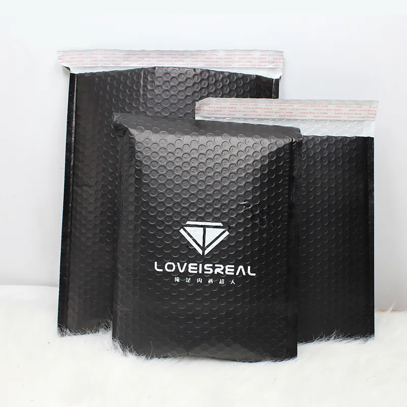 Toptan özel yastıklı zarf özel baskılı mat siyah kabarcık postaları Logo ile sevkiyat poşetleri giyim için