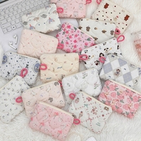 Vente en gros de sacs cosmétiques en coton matelassé floral mignon sac de rangement portable pour serviettes hygiéniques pour filles sac de maquillage doux dessin animé rouge à lèvres