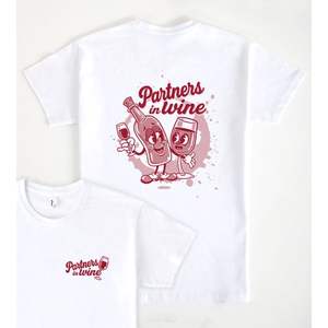 Camiseta blanca Partners In Wine, diseño a juego para parejas, regalo para amantes del vino - Product Image 1
