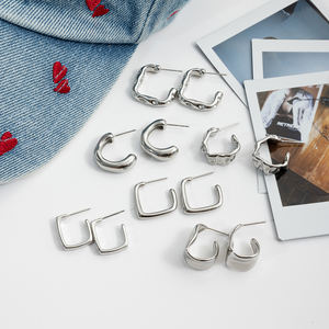 Boucles d'oreilles minimalistes en acier inoxydable plaqué or 18 carats Boucles d'oreilles irrégulières carrées en forme de C - Product Image 5