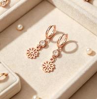 Boucles d'oreilles fleuries pour femmes, bijoux d'anniversaire, boucles d'oreilles hypoallergéniques en zircon plaqué or avec breloques florales
