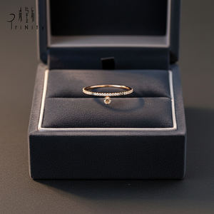 Anillo de Diseño Moderno y Elegante, Hecho a Mano, en Oro Rosa Sólido de 18K, con Exquisitos Diamantes Naturales Blancos y Marrones - Product Image 2