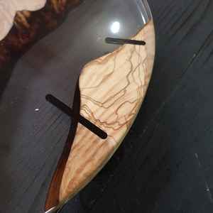 นาฬิกาแขวนผนังงานฝีมือเรซิ่นศิลปะ พร้อมดีเทลไม้ ดีไซน์ทันสมัย สวยหรู ทนทาน และใช้งานได้จริง เหมาะสำหรับห้องนั่งเล่นและห้องนอน - Product Image 2