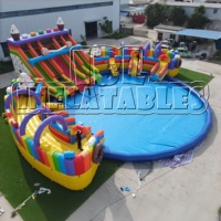 Parc aquatique gonflable commercial en PVC de 0,55 mm sur le thème des bonbons avec toboggan et piscine à jets, aire de jeux extérieure pour la location