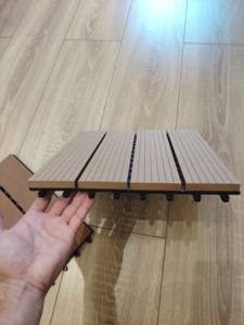 Dalles de sol en composite WPC de qualité supérieure pour l'extérieur - Faible entretien, texture bois, dalles emboîtables pour terrasse de piscine - Product Image 4