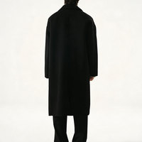 Manteau d'hiver structuré noir pour homme, finition haut de gamme, texture sophistiquée, coupe ajustée pour un style business décontracté
