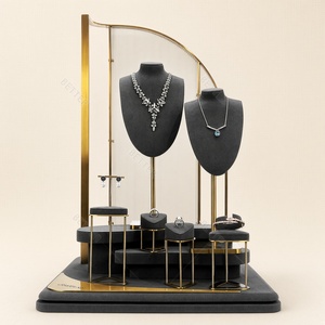 Set di Espositori per Gioielli in Microfibra Grigia Personalizzati, Accessori di Lusso per Esposizione al Dettaglio - Product Image 1