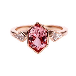 Anillo Tianyu Gems personalizado de oro rosa de 14K con zafiro rosa hexagonal de laboratorio y diamante de laboratorio DEF con corte rombo y engaste de bisel - Product Image 1