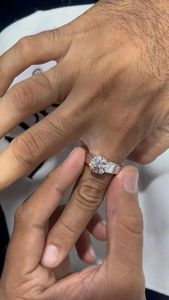 Bague de fiançailles solitaire en or blanc 14 carats avec diamant rond de laboratoire de 2 carats E VS1, bijoux fins élégants de qualité supérieure, design de mariage - Product Image 3