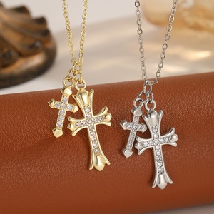 Collana a doppia croce con zirconi incastonati a castone, stile europeo-americano, bicolore oro e argento, di nicchia, di alta gamma, a strati - Product Image 4