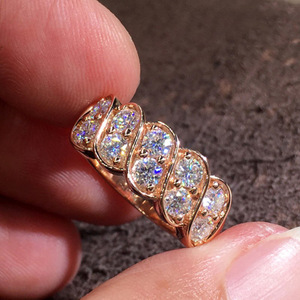 Anello Decorativo Largo con Zirconi in Stile Hip Hop Europeo-Americano, Ornamento Elegante e Brillante per l'Uso Quotidiano - Product Image 1