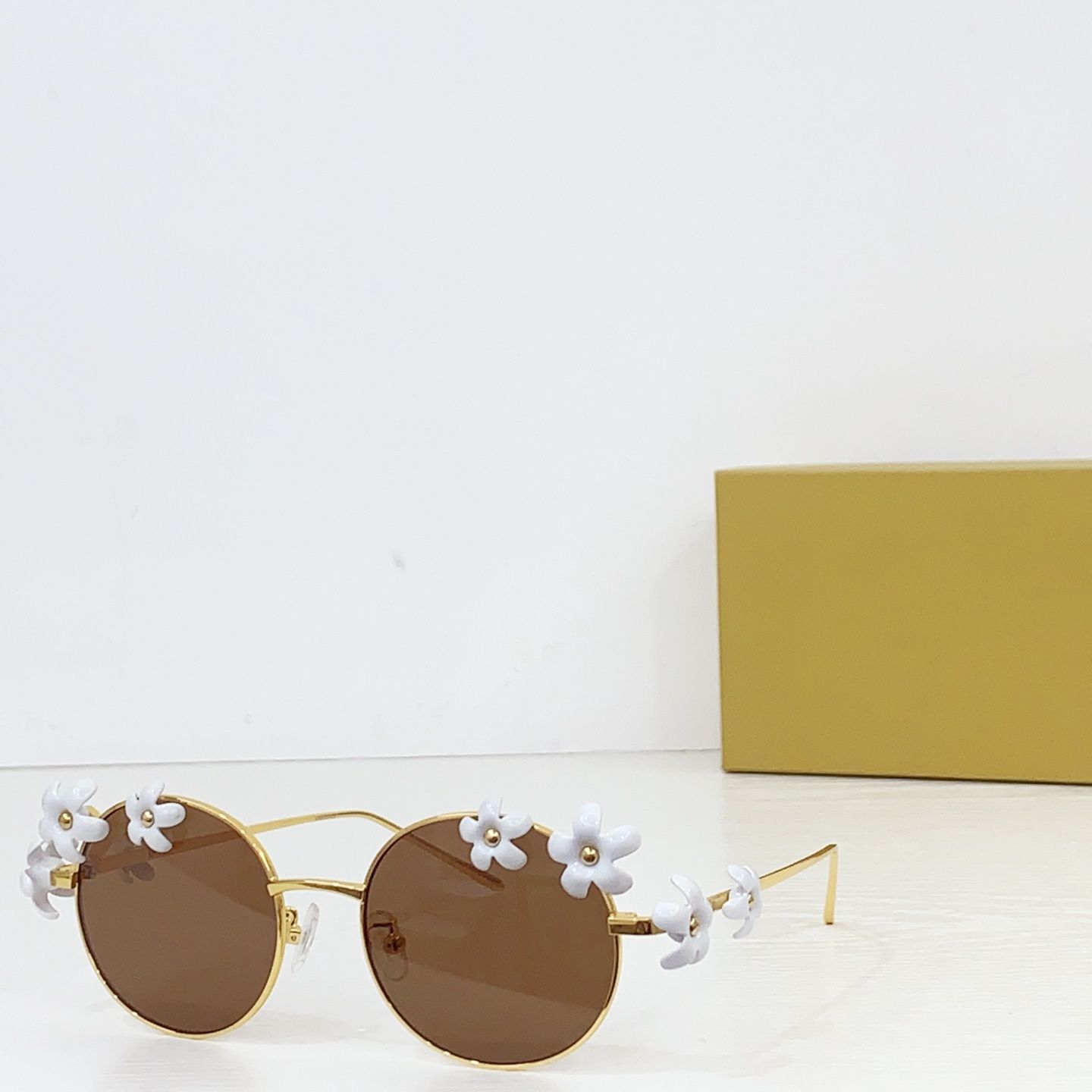 น้ำตาล + ขาว