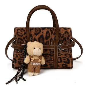 Borsa a tracolla piccola da donna retrò satinata con fiocco e stampa leopardata, chiusura magnetica, capacità 2-2,9L, versatile, quadrata, da portare a mano - Product Image 5