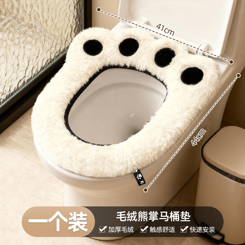 อุ้งเท้าหมีสีขาวและดำทรงกลมหนึ่งอัน