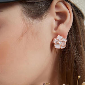 E4829 Orecchini a forma di fiore in oro rosa per donna, gioielli romantici in lega con intarsi in conchiglia - Product Image 4