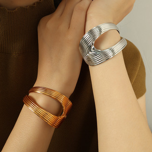 Pulsera de acero titanio texturizado de moda retro europeo-americana, brazalete exagerado chapado en oro de 18 quilates para mujer, joyería. - Product Image 4