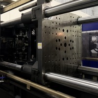 Machine de moulage par injection d'occasion de 650 tonnes pour la fabrication de grandes chaises en plastique, caisses, pare-chocs et seaux – Haute performance