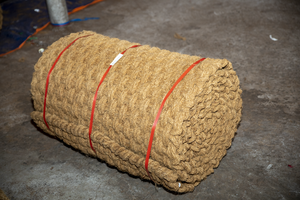 Rouleau de tapis en fibre de coco marron doré très résistant 10m 65kg – Solution écologique en fibre naturelle pour allées boueuses et pavés - Product Image 4