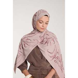 ผ้าพันคอไหมลายใบไม้โทนสีบริสุทธิ์ ประดับกุหลาบแห้ง ดีไซน์หรูหราเหนือกาลเวลา - Product Image 4