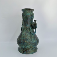 Bronze Hu Ancien Navire à eau de vin artisanal en métal avec oreilles en forme d'anneau Transport facile en raison de la méthode de coulée par moule en section